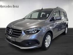 Grå Begagnad 2023 Mercedes 180 Sedan | 373 910 kr (Marknadspris)