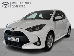 Vit Begagnad 2022 Toyota Yaris Hybrid Active Halvkombi | 204 900 kr (Marknadspris)