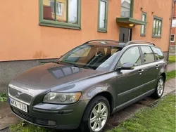 Grå Begagnad 2005 Volvo V50 Kinetic Kombi | 20 900 kr (Marknadspris)