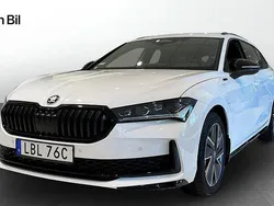 Vit (purity white) Ny 2025 Skoda Superb SportLine Kombi | 508 800 kr (Dyr)
