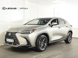 Ljusgrå Begagnad 2023 Lexus NX450h+ Executive Line SUV | 609 900 kr (Marknadspris)