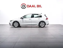 Vit Begagnad 2022 VW Golf VIII Halvkombi | 249 699 kr (Marknadspris)
