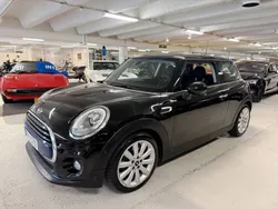 Svart (midnight black metallic) Begagnad 2016 Mini Cooper Chili Halvkombi | 159 900 kr (Marknadspris)