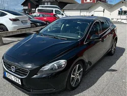 Svart Begagnad 2015 Volvo V40 Momentum Kombi | 155 000 kr (Marknadspris)