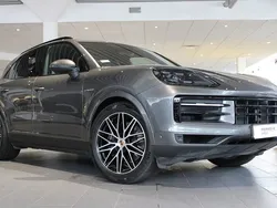 Grå (quarzite grey metallic) Begagnad 2024 Porsche Cayenne SUV | 1 235 000 kr (Superpris)