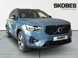 Blå Ny 2025 Volvo XC40 Plus SUV | 474 700 kr (Marknadspris)