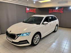 Vit Begagnad 2022 Skoda Octavia Kombi | 229 900 kr (Marknadspris)