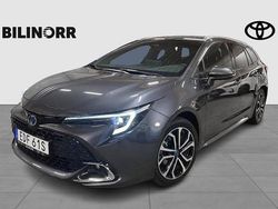 Mörkgrå Begagnad 2023 Toyota Corolla Style Kombi | 294 900 kr (Marknadspris)