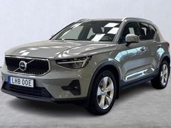 Grå Begagnad 2023 Volvo XC40 Core SUV | 349 900 kr (Marknadspris)