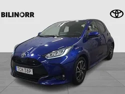 Mörkblå Begagnad 2022 Toyota Yaris Hybrid Active Halvkombi | 209 900 kr (Marknadspris)