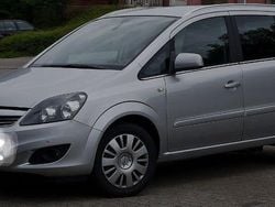 Grå Begagnad 2007 Opel Zafira Minibuss | 17 000 kr (Marknadspris)
