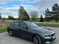 Grå Begagnad 2021 BMW 330e Sport Line Kombi | 299 000 kr (Superpris)