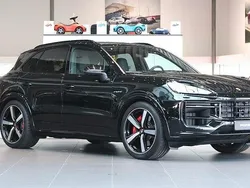 Svart Begagnad 2025 Porsche Cayenne S E-Hybrid SUV | 1 295 000 kr