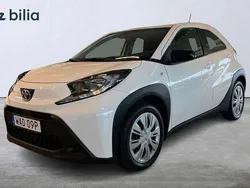 Vit Begagnad 2022 Toyota Aygo Play Halvkombi | 184 900 kr (Lite dyr)