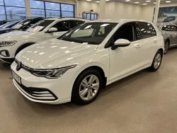 Pure white Begagnad 2022 VW Golf VIII Life Halvkombi | 279 900 kr (Marknadspris)