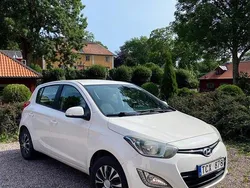 Vit Begagnad 2013 Hyundai i20 Premium Halvkombi | 38 000 kr (Marknadspris)