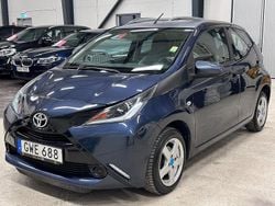 Mörkblå (blå) Begagnad 2015 Toyota Aygo X-play Halvkombi | 104 900 kr (Marknadspris)