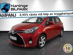 Röd Begagnad 2016 Toyota Yaris Hybrid Active Halvkombi | 129 995 kr (Marknadspris)
