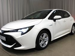 Vit Begagnad 2019 Toyota Corolla Hybrid Active Halvkombi | 214 900 kr (Marknadspris)