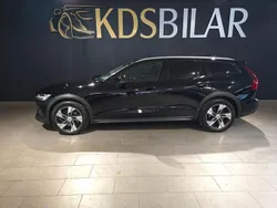 Svart Begagnad 2020 Volvo V60 CC Momentum Kombi | 279 500 kr (Marknadspris)