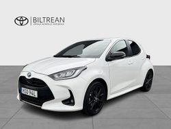 Vit Begagnad 2023 Toyota Yaris Hybrid Style Halvkombi | 249 000 kr (Marknadspris)
