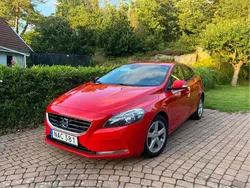 Röd Begagnad 2015 Volvo V40 Kinetic Kombi | 139 900 kr (Marknadspris)