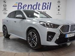 Grå Begagnad 2024 BMW iX2 M Sport SUV | 529 500 kr (Marknadspris)