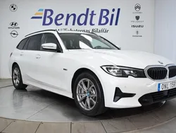 Vit Begagnad 2022 BMW 330e Sport Line Kombi | 284 500 kr (Superpris)