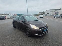 Svart Begagnad 2012 Peugeot 208 Halvkombi | 49 200 kr (Marknadspris)