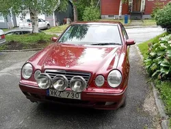 Röd Begagnad 2002 Mercedes E280 Avantgarde Sedan | 30 000 kr (Marknadspris)