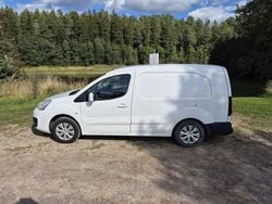 Vit Begagnad 2016 Peugeot Partner Minibuss | 75 000 kr (Marknadspris)