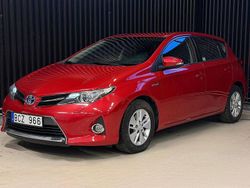 Mörkröd Begagnad 2013 Toyota Auris Hybrid Active Halvkombi | 149 900 kr (Marknadspris)