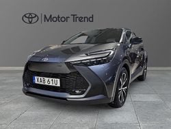 Mörkgrå (grå) Ny 2025 Toyota C-HR Style SUV | 429 900 kr (Marknadspris)
