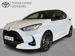 Vit Ny 2025 Toyota Yaris Hybrid Sport Halvkombi | 329 900 kr (Lite dyr)