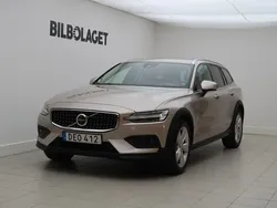 Ljusgrå (grå) Begagnad 2024 Volvo V60 CC Core Kombi | 399 800 kr (Marknadspris)