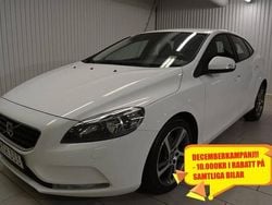 Vit Begagnad 2015 Volvo V40 Kinetic Halvkombi | 103 998 kr (Marknadspris)