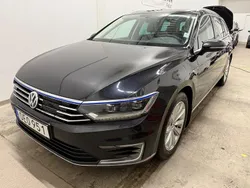 Svart (svart metallic) Begagnad 2017 VW Passat GTE Kombi | 118 900 kr (Dyr)