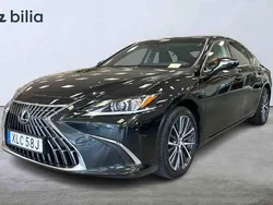 Svart Begagnad 2023 Lexus ES300H Sedan | 389 900 kr