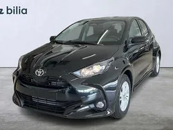Svart Ny 2025 Toyota Yaris Hybrid Active Halvkombi | 254 900 kr (Bra pris)