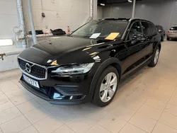 Svart Begagnad 2019 Volvo V60 CC Momentum Kombi | 279 900 kr (Marknadspris)