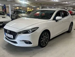 Vit Begagnad 2017 Mazda 3 Inclusive Halvkombi | 74 900 kr (Bra pris)