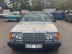 Ljusgrå Begagnad 1988 Mercedes 200 Sedan | 40 000 kr