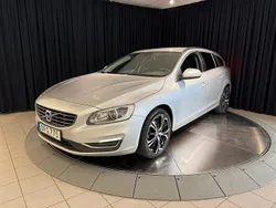 Silver metallic Begagnad 2015 Volvo V60 Momentum Kombi | 109 000 kr (Marknadspris)