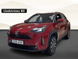 Röd Begagnad 2024 Toyota Yaris Cross Active SUV | 309 900 kr (Marknadspris)