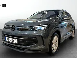 Grå (dolphin grey metallic) Begagnad 2024 VW Tiguan Life SUV | 359 900 kr (Marknadspris)