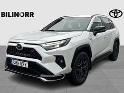 Vit Begagnad 2024 Toyota RAV4 Hybrid Sport SUV | 589 900 kr (Lite dyr)
