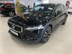 Svart Begagnad 2020 Volvo V60 CC Momentum Kombi | 294 000 kr (Marknadspris)