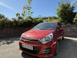 Röd Begagnad 2016 Kia Rio Halvkombi | 110 000 kr (Marknadspris)