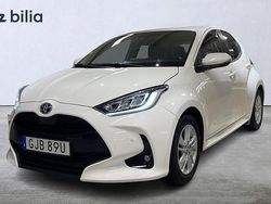 Vit Begagnad 2021 Toyota Yaris Hybrid Active Halvkombi | 199 900 kr (Marknadspris)
