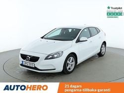 Vit Begagnad 2018 Volvo V40 Kinetic Halvkombi | 161 000 kr (Marknadspris)